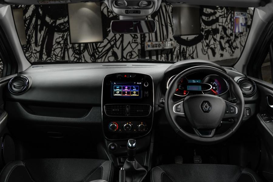 Торпедо Renault Clio Urban 2018 года  (UK) (фото 6 из 8)